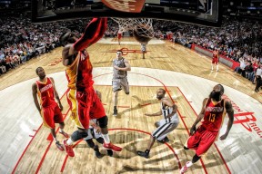 爱游戏娱乐-浓眉攻防一体湖人防守效率提升，浓眉伤后湖人战绩