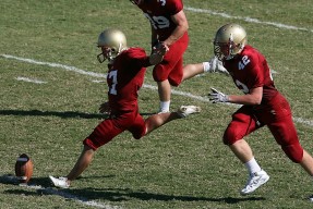 爱游戏全站-巴特尔凭借强悍的对抗和精准的判断力，成为袋鼠队防守中坚，巴特尔nba经历