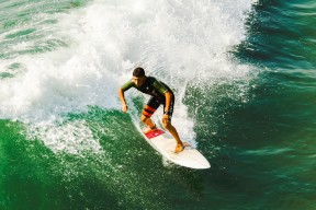 爱游戏官方论坛-霍特·巴雷特：凭借独特的视野和决策能力，他成为全黑队比赛中的关键人物