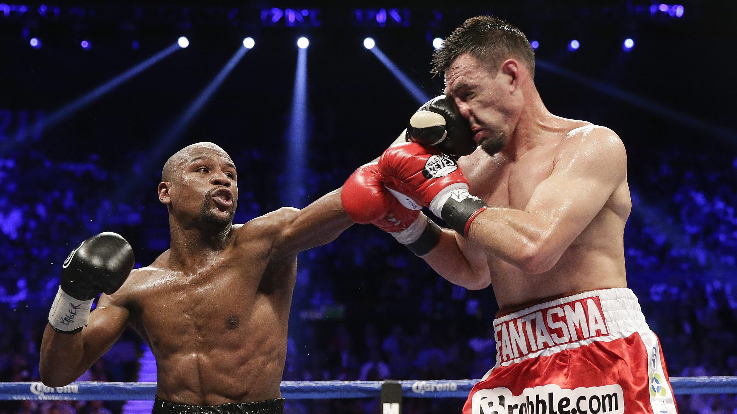 中国队冲线瞬间点燃全场气氛,中国队继续冲